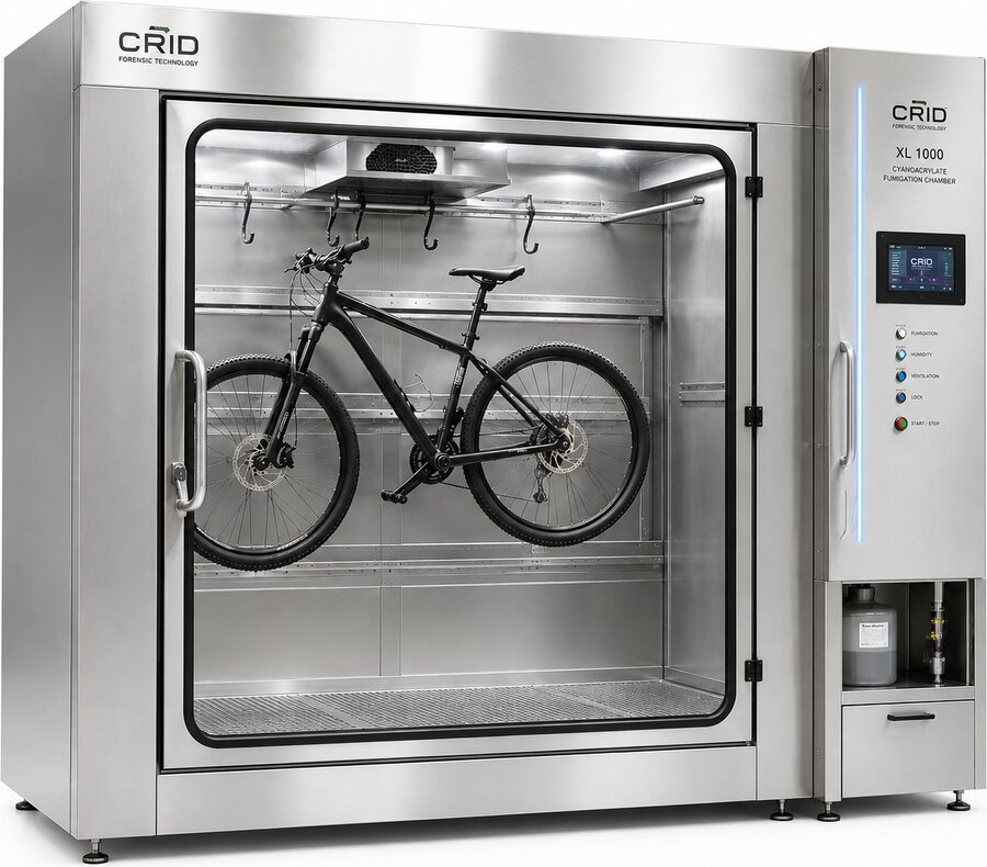 Enceinte de fumigation CRID F 2017 Large, porte ouverte, un vélo suspendu à l'intérieur